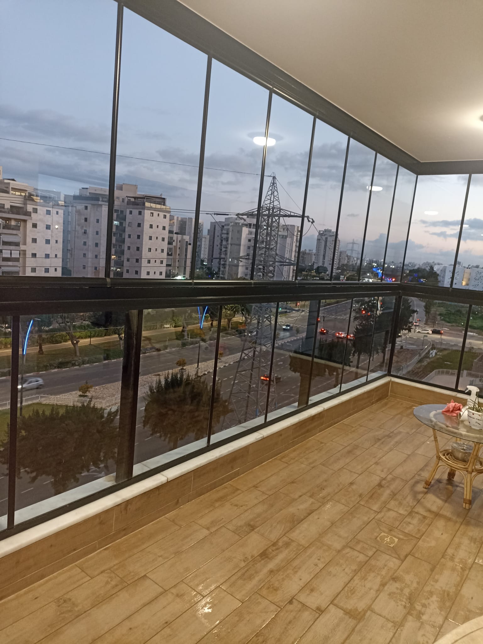 אחרי — חלונות מרפסת "אקורדיון"